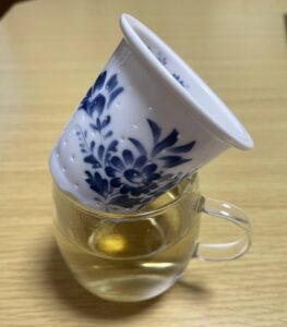 陶器の茶こしで湯切り中